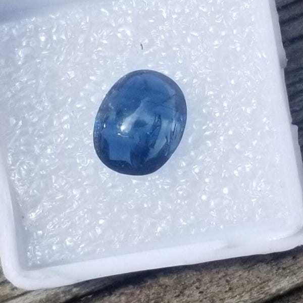 Zaffiro blu cabochon, pietra preziosa ovale di Ceylon, pietra portafortuna di settembre