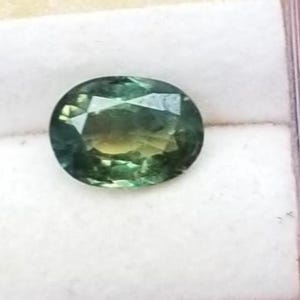 Saphir vert ovale, pierre précieuse de Ceylan, pierre de naissance de septembre