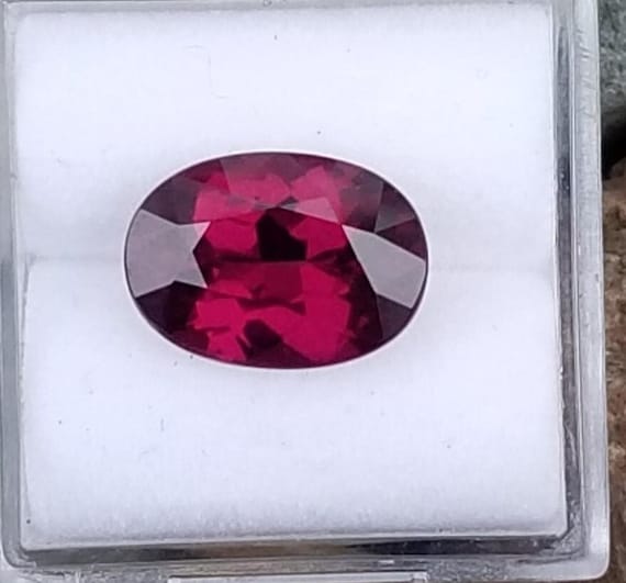 Rhodolite Garnet 4.70cts Oval. January Birthstone