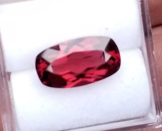 Natural 4,50 Cts  Rhodolite Garnet 12.8x7.2mm Cushion