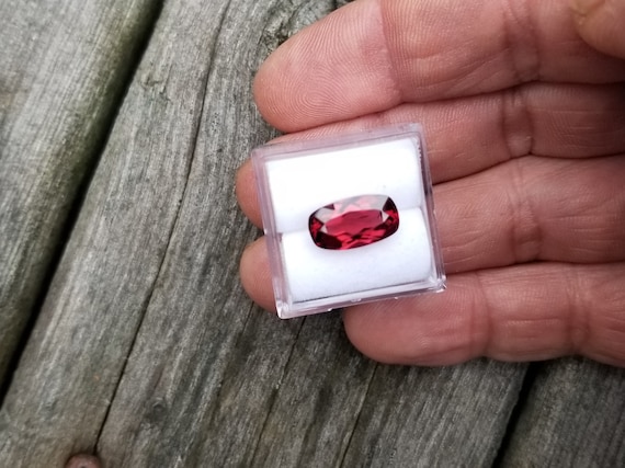 Natural 4,50 Cts  Rhodolite Garnet 12.8x7.2mm Cushion