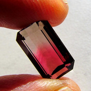 Turmalina bicolor com lapidação esmeralda, 10,70 ct, pedra do mês de outubro.