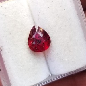 Pigeon Blood Ruby, Pear Shape Ceylon Gemstone (0.96 ct)