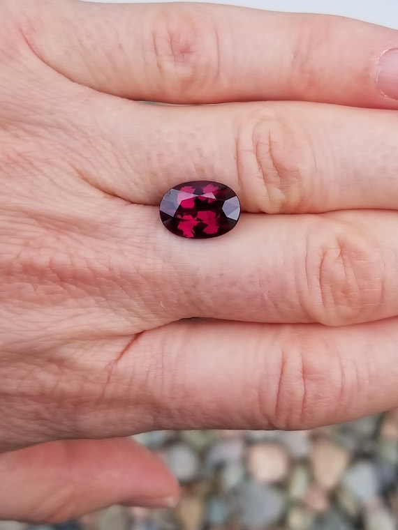 Rhodolite Garnet 4.70cts Oval. January Birthstone
