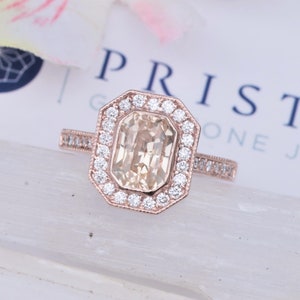 Anello di gemma di fidanzamento in oro Peach Sapphire Vintage Inspired Style Diamond Halo Bezel Set Anello per il suo anniversario