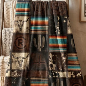 Manta de patchwork del oeste, decoración rústica vaquera, manta con estampado de piel de vaca y sarape, ropa de cama del suroeste, regalo de manta con calavera de cactus