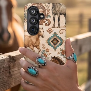 Puede incluir: Una funda para smartphone con fondo color crema y un patrón repetitivo de caballos marrones, formas geométricas de diamante en turquesa y naranja, y detalles florales. La funda tiene un recorte para un sistema de cámara de tres lentes.