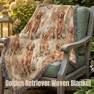 Peut inclure: Une couverture tissée avec des motifs de chiens golden retriever dans un cadre naturel. La couverture, avec des bords à franges, est posée sur une chaise en bois. Le texte "Golden Retriever Woven Blanket" est visible.