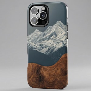 Könnte beinhalten: Smartphone-Hülle mit Berglandschaftsdesign. Der obere Teil ist dunkelblau mit einer detaillierten Illustration von schneebedeckten Bergen. Die untere Hälfte hat ein Holzmaserungsmuster in Brauntönen.