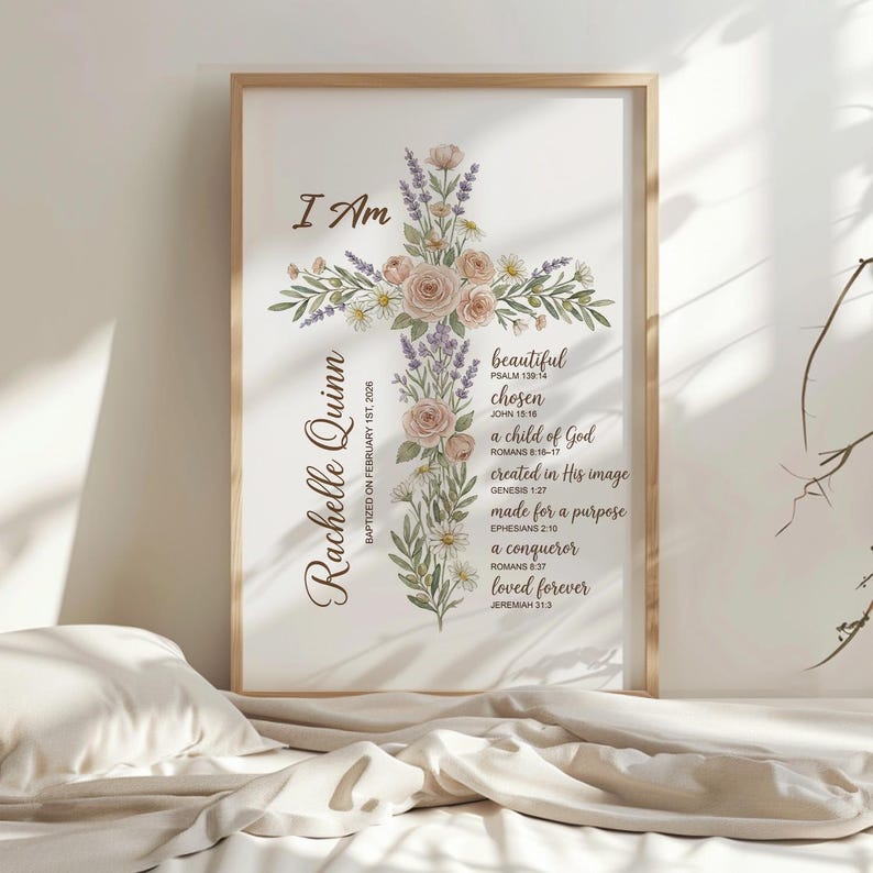 Puede incluir: Un estampado enmarcado con un dise&ntilde;o de cruz floral. La cruz est&aacute; adornada con rosas rosas, lavanda y vegetaci&oacute;n. El texto incluye "I Am", "Rachelle Quinn" y vers&iacute;culos b&iacute;blicos como "beautiful" y "chosen". El marco es de color marr&oacute;n claro.