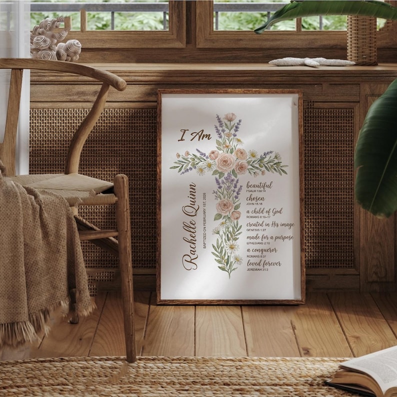 Puede incluir: Un estampado enmarcado con un dise&ntilde;o de cruz floral y las palabras "I Am". La cruz est&aacute; adornada con flores y vegetaci&oacute;n de colores pastel. El nombre "Rachelle Quinn" est&aacute; escrito verticalmente a la izquierda. El estampado incluye texto inspirador.