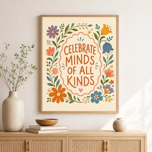 Może przedstawiać: Prostokątny wydruk ścienny na kremowym tle z napisem CELEBRATE MINDS OF ALL KINDS pomarańczowymi literami. Tekst jest otoczony falistą ramką oraz kolorową ilustracją przedstawiającą r&oacute;żnorodne kwiaty i zielone liście.