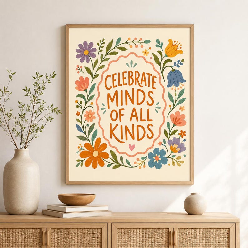 Może przedstawiać: Prostokątny wydruk ścienny na kremowym tle z napisem CELEBRATE MINDS OF ALL KINDS pomarańczowymi literami. Tekst jest otoczony falistą ramką oraz kolorową ilustracją przedstawiającą r&oacute;żnorodne kwiaty i zielone liście.