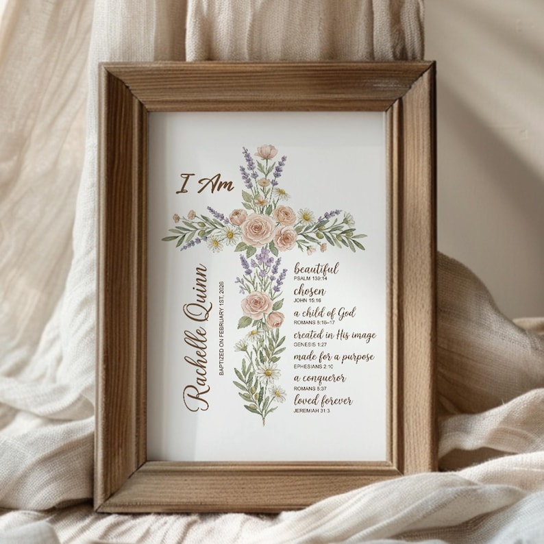 Puede incluir: Una impresi&oacute;n enmarcada con un dise&ntilde;o de cruz floral. La cruz est&aacute; adornada con rosas de color rosa claro, lavanda y margaritas blancas. El texto incluye "I Am", el nombre "Rachelle Quinn" y frases inspiradoras como "beautiful" y "chosen".