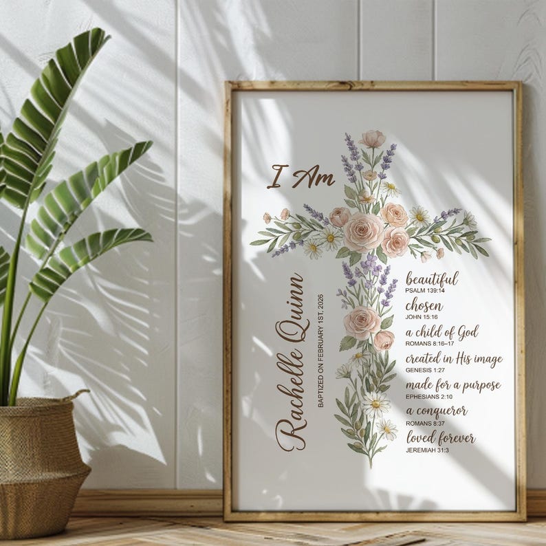Puede incluir: Una impresi&oacute;n enmarcada con un dise&ntilde;o de cruz floral con las palabras "I Am" en la parte superior. La cruz est&aacute; adornada con rosas, margaritas y lavanda. Se incluye el nombre "Rachelle Quinn" y la fecha del bautizo. Tambi&eacute;n hay texto inspirador.