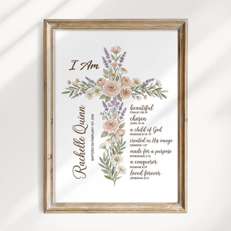 Puede incluir: Impresi&oacute;n enmarcada con un dise&ntilde;o de cruz floral. Las palabras "I Am" est&aacute;n en la parte superior, con el nombre "Rachelle Quinn" y la fecha "1 de febrero de 2026". La cruz est&aacute; adornada con flores y vegetaci&oacute;n.
