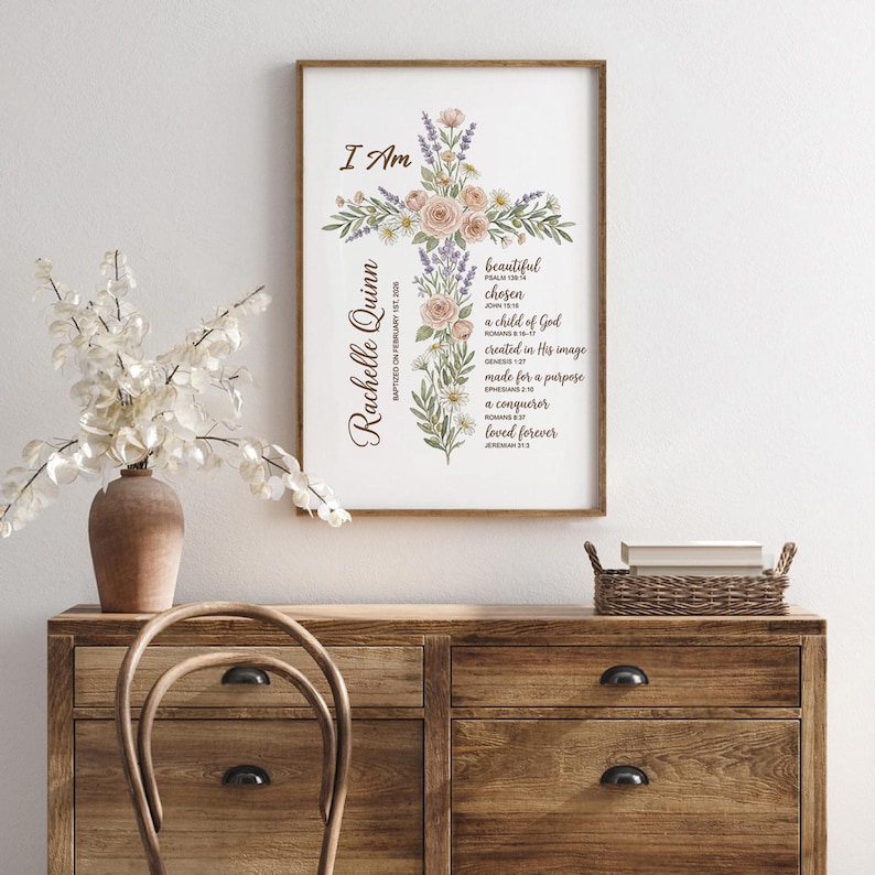Puede incluir: Un estampado enmarcado con un dise&ntilde;o de cruz floral y las palabras "I Am" en la parte superior. La cruz est&aacute; adornada con flores y vegetaci&oacute;n. El nombre "Rachelle Quinn" est&aacute; escrito verticalmente a la izquierda. Incluye frases inspiradoras.