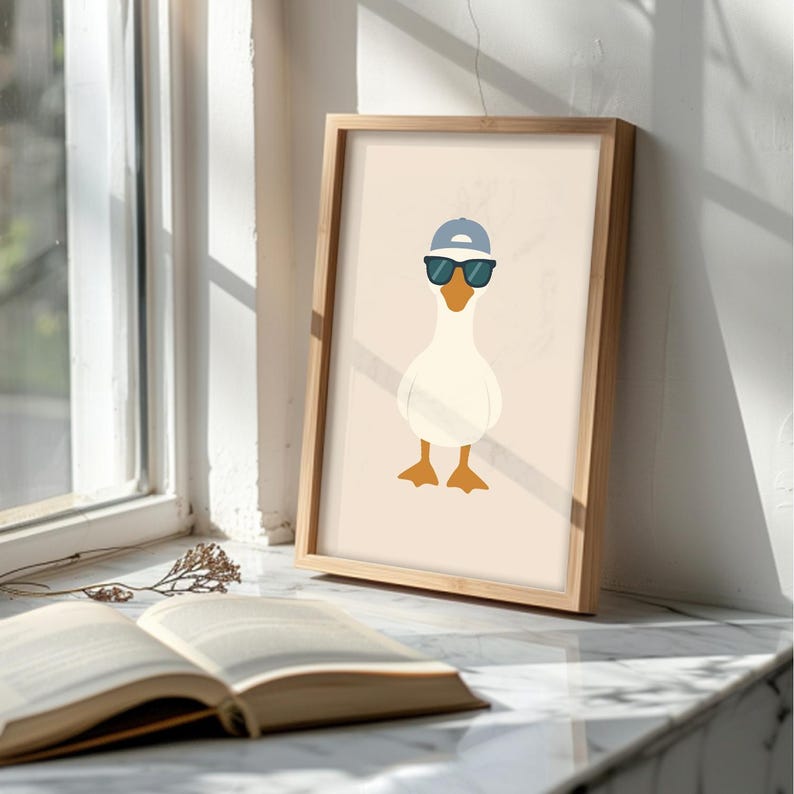 Pu&ograve; includere: Una stampa artistica incorniciata con un'oca dei cartoni animati che indossa occhiali da sole e un berretto blu. L'oca &egrave; bianca con zampe arancioni e becco giallo, su sfondo color pesca chiaro. La cornice in legno &egrave; marrone chiaro.
