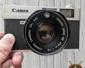 Element ekspozycyjny zabytkowy dalmierz Canon Canonet QL19 35 mm z lat 60. XX wieku, japoński aparat fotograficzny, dziedzictwo retro, wystrój domu i prezent