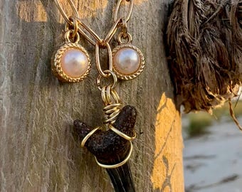 Haaientand en parelketting