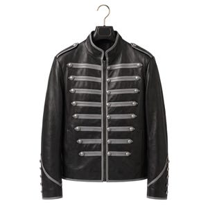 Könnte beinhalten: Eine schwarze Lederjacke mit Stehkragen, langen Ärmeln und einem Frontreißverschluss. Die Jacke ist mit horizontalen grauen Paspeln und silberfarbenen Knöpfen verziert, die in Reihen auf der Brust und an den Ärmelbündchen angeordnet sind.