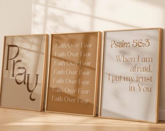 Może przedstawiać: Trzy oprawione wydruki artystyczne z inspirującymi cytatami. Pierwszy wydruk mówi "Pray" brązową czcionką. Drugi wydruk mówi "Faith Over Fear" brązową czcionką. Trzeci wydruk mówi "Psalm 56:3 Kiedy się boję, ufam Tobie".