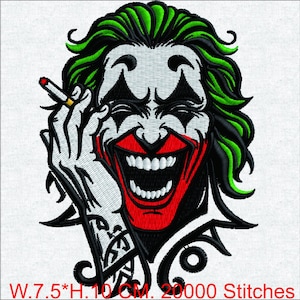Op de afbeelding: Geborduurd ontwerp van een lachende clown met groen en zwart haar, een wit gezicht en rode lippen. De clown houdt een brandende sigaret vast. Het ontwerp is 19 cm breed en 25 cm hoog.