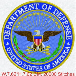 Könnte beinhalten: Gestickter Aufnäher mit dem Siegel des Verteidigungsministeriums. Das Design zeigt einen Weißkopfseeadler, einen Schild und den Text "DEPARTMENT OF DEFENSE" und "UNITED STATES OF AMERICA". Der Aufnäher hat einen Durchmesser von 7,62 cm.