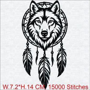 Könnte beinhalten: Schwarz-weiß gesticktes Design mit einem Wolfskopf in einem Traumfänger und drei hängenden Federn. Das Design ist 7,2 cm breit und 14 cm hoch.
