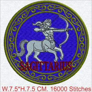 Op de afbeelding: Geborduurde patch met het sterrenbeeld Boogschutter. Het ontwerp toont een centaur met pijl en boog, tegen een blauwe achtergrond met een decoratieve rand. De tekst "SAGITTARIUS" is rood. Afmetingen: 7,5 cm bij 7,5 cm.