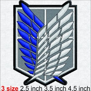 Könnte beinhalten: Ein gestickter Aufnäher mit dem Emblem der Flügel der Freiheit, bestehend aus einem blauen Flügel links und einem weißen Flügel rechts auf einem grauen Schild mit schwarzem Rand. Text darunter: 3 size 2.5 inch 3.5 inch 4.5 inch.