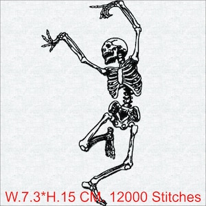 Puede incluir: Diseño de esqueleto bordado en blanco y negro, en pose de baile con los brazos levantados. El texto en la parte inferior dice: W.7.3*H.15 CM 12000 puntadas.