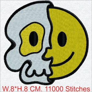 Pode incluir: Patch bordado com um design dividido: uma caveira branca à esquerda e uma carinha sorridente amarela à direita, ambas delineadas em preto. O patch mede 8 cm de largura por 8 cm de altura. O texto na parte inferior diz "11000 pontos".