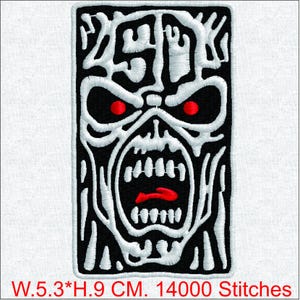 Peut inclure: Écusson brodé représentant une tête de mort hurlante avec des yeux rouges et une langue rouge, sur fond noir, soulignée de blanc. Dimensions : 5,3 cm de large et 9 cm de haut. Le texte en bas indique : W.5.3*H.9 CM. 14000 Points.