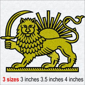 Op de afbeelding: Een geborduurde patch met een gele leeuw die een gebogen zwaard vasthoudt voor een opkomende zon met stralen. Het ontwerp bevat een horizontale basislijn. Tekst onderaan geeft 3 maten aan: 7,62 cm, 8,89 cm, 10,16 cm.