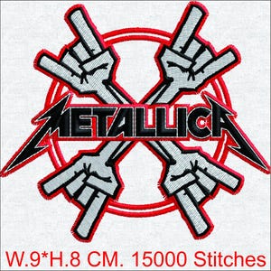 Op de afbeelding: Een geborduurde patch met het Metallica-logo in zwart met witte omlijningen, gecentreerd over een rode cirkel. Vier grijze handen in een rockgebaar zijn gekruist achter het logo. De tekst onderaan luidt W.9*H.8 CM. 15000 Stitches.
