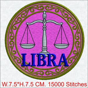 Op de afbeelding: Geborduurde patch met het sterrenbeeld Weegschaal. Het ontwerp toont een zilveren weegschaal op een roze achtergrond, omringd door een gouden decoratieve rand. Het woord "LIBRA" is blauw. De patch meet 7,5 cm in breedte en hoogte.