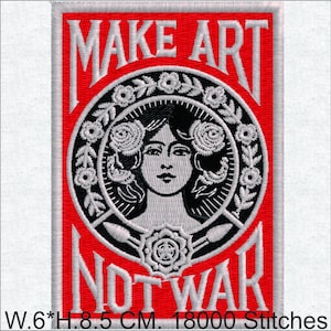 Könnte beinhalten: Gestickter Aufnäher mit den Worten "MAKE ART NOT WAR" in Weiß auf rotem Hintergrund. Das Design zeigt ein Frauengesicht in einem schwarzen Kreis, umgeben von floralen Elementen. Der Aufnäher ist 15.2 cm breit und 8.5 cm hoch.