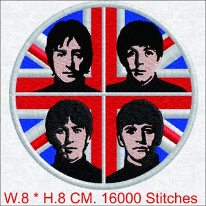 Puede incluir: Parche bordado con cuatro retratos de músicos dentro de un diseño de la Union Jack. El parche es redondo, con una combinación de colores rojo, blanco y azul. El texto en la parte inferior dice: W.8 * H.8 CM. 16000 Puntadas.