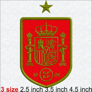 Puede incluir: Un parche bordado con un escudo rojo, borde verde y una estrella verde encima. El diseño incluye un escudo central con corona, columnas y el texto R.F.E.F. 1909. El texto 3 size 6,35 cm 8,89 cm 11,43 cm aparece en la parte inferior.