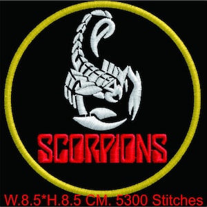 Op de afbeelding: Een ronde geborduurde patch met een witte schorpioengrafiek in het midden op een zwarte achtergrond. Het woord SCORPIONS is in rode hoofdletters onder de schorpioen geborduurd. De patch heeft een gele rand en meet 8,5 cm bij 8,5 cm.