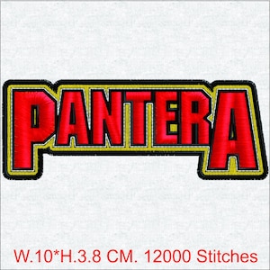 Op de afbeelding: Geborduurde patch met het woord "PANTERA" in rood, omlijnd met geel en een zwarte rand. De patch is 10 cm breed en 3,8 cm hoog. De patch heeft 12000 steken.
