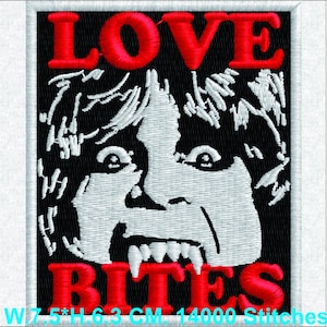 Puede incluir: Parche bordado con fondo negro, rostro blanco y texto rojo. El texto dice "LOVE" en la parte superior y "BITES" en la inferior. La cara tiene colmillos afilados y una expresión de susto. El parche mide 19.05 cm de ancho y 6.3 cm de alto.