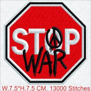 Può includere: Un set di tre tazze in ceramica con finitura opaca e macchiettata. Le tazze sono nei toni del crema, grigio chiaro e grigio scuro. Ogni tazza ha un design semplice e minimalista e un manico arrotondato.