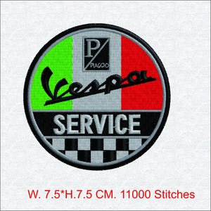 Op de afbeelding: Geborduurde Vespa-patch met een cirkelvormig ontwerp. De patch heeft het Vespa-logo in zwart, het woord "SERVICE" in wit en de Italiaanse vlagkleuren groen, wit en rood. De patch is 7,5 cm breed en 7,5 cm hoog.