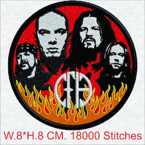 Pode incluir: Patch bordado com quatro rostos estilizados em preto e branco sobre um fundo vermelho. Um logotipo branco está centrado, rodeado por chamas laranja e amarelas. O patch tem 8 cm de largura e 8 cm de altura.