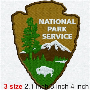 Puede incluir: Un parche bordado del National Park Service en forma de escudo con fondo marrón. Presenta un árbol verde, una montaña blanca y un bisonte blanco. El texto dice NATIONAL PARK SERVICE. Disponible en tamaños de 5,3 cm, 7,6 cm y 10,2 cm.