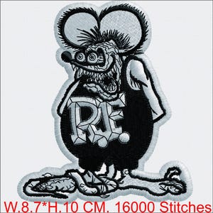 May include: Embroidered patch of a cartoon rat with a fierce expression, wearing a black tank top with the letters "R" and "E". The patch is outlined in black and white, measuring 8.7 cm wide and 10 cm high.