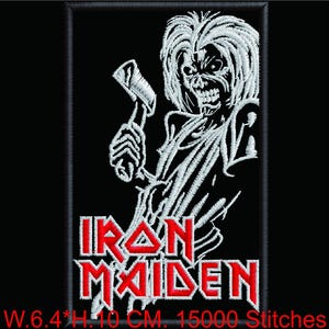 Könnte beinhalten: Ein rechteckiger gestickter Aufnäher auf schwarzem Hintergrund mit einer weißen skelettierten Figur, die eine Axt hält. Unter der Figur ist der Text IRON MAIDEN in Rot mit weißer Umrandung gestickt. Der Aufnäher misst 6,4 Zoll mal 10 cm.
