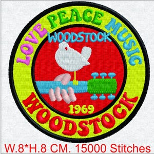 Può includere: Toppa ricamata circolare con le parole "LOVE PEACE MUSIC WOODSTOCK" in vari colori. Una colomba bianca è appoggiata su una chitarra blu tenuta da una mano. È incluso anche l'anno "1969". La toppa misura 8 cm di diametro.